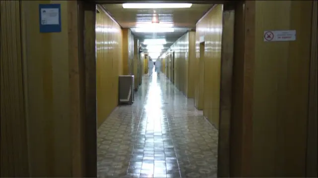 Чорнобильський "золотий коридор" простягався по всій довжині чотирьох реакторів. Зліва - турбінні зали, справа - чотири реактори. Тепер коридор закінчується в кінці третього реактора.
