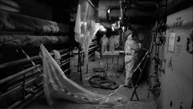 Зараз ведуться роботи із захисту реактора від можливих пожеж. Згодом його накриють новим саркофагом. Розплавлені стрижні реактора знаходяться по інший бік стіни зліва. 