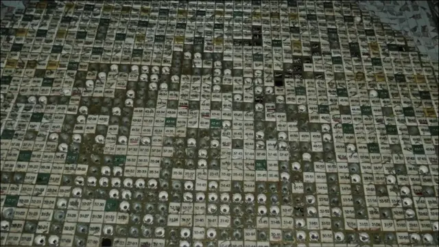 Кожна лампа на пульті управління відповідає за паливний стрижень чи стрижень охолодження. В ніч, коли стався вибух, ці лампи горіли, вказуючи на проблему в реакторі.
