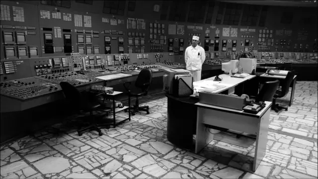 Операційна зала третього реактора в кращому стані. Хоча всі реактори закрито, люди на станції і далі працюють.
