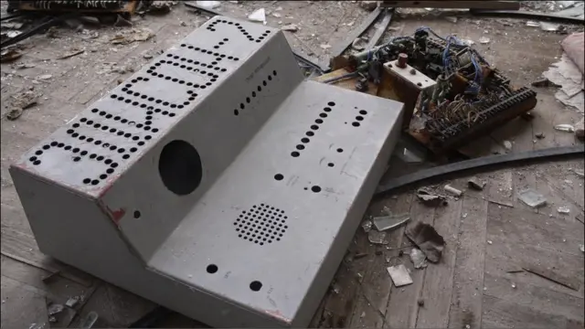 Колишній мешканець Прип'яті Андрій Глухов розповів, що тут щотижня були дискотеки. Це частина музичного обладнання Едісон-2.
