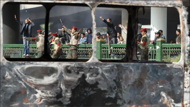 Bangkai kendaraan terbakar di Kairo.