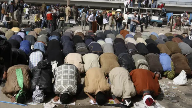 Sebagian massa menghentikan aksi saling lempar ketika waktu salat tiba di Kairo.