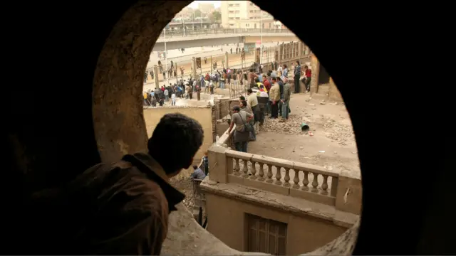  Selain menjadi perhatian media internasional, tidak sedikit warga setempat menonton tawuran politik.