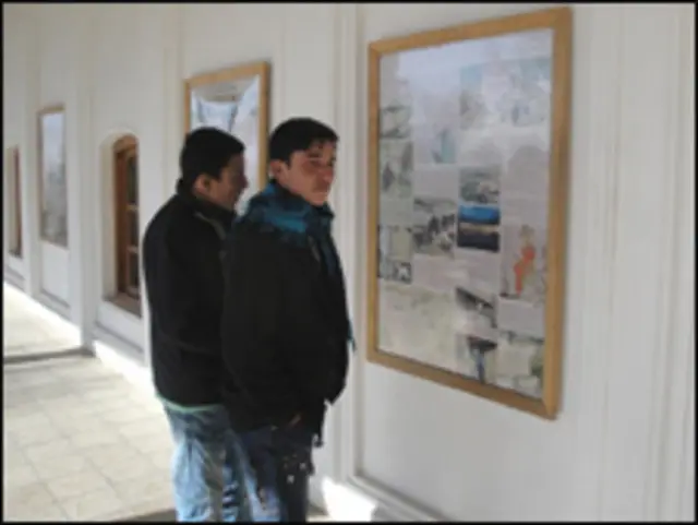 مقبرے کی عمارت کے ساتھ ایک چھوٹا سا سنٹر بھی بنایا گیا ہے جہاں مغل حکمران کی پرانے زمانے کی تصویریں رکھی گئیں ہیں۔