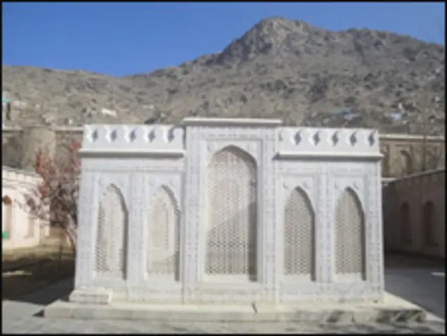 ظہیر الدین بابر کا مقبرہ کابل شہر کے وسط میں ایک پہاڑی علاقے کے قریب واقع ہے