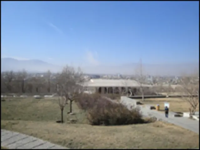 ’باغ بابر‘ کے نام سے موسوم یہ مقبرہ ایک وسیع و عریض باغ میں تعمیر کی گئی ہے۔