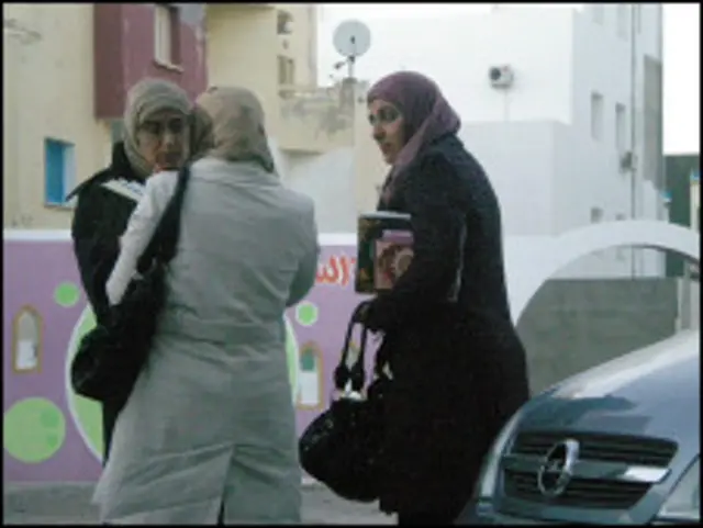 Три женщины в платках в Тунисе (фото предоставлено автором)