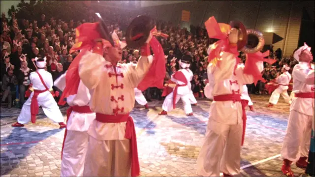 香港兔年花车巡游上首次参演的山西霍州“威风锣鼓”团在表演（3/2/2011）