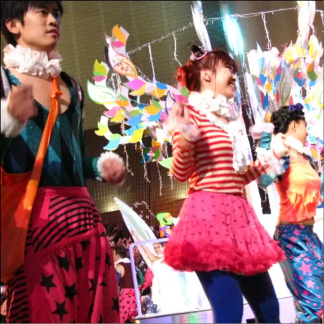 香港兔年花车巡游上Infinity Dance Studio学员表演嘻哈街头群舞（3/2/2011）