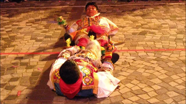 香港兔年花车巡游上秘鲁剪刀舞蹈团表演“剪刀舞”（3/2/2011）