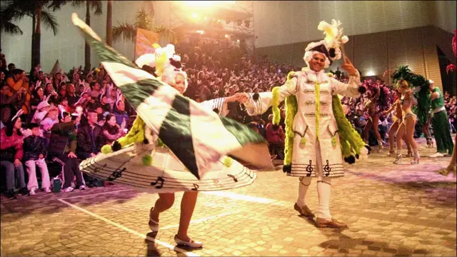 香港兔年花车巡游上伦敦桑巴舞学院学生表演宫廷舞（3/2/2011）