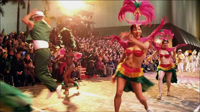 香港兔年花车巡游上伦敦桑巴舞学院学生表演热辣桑巴舞（3/2/2011）