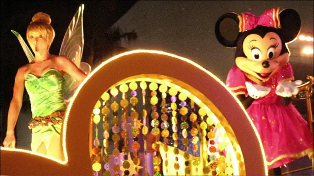 香港兔年花车巡游上香港迪士尼乐园的花车“飞越奇妙”（3/2/2011）