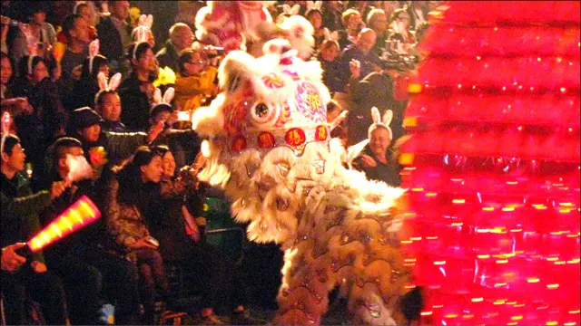 香港兔年花车巡游上邓肇伦龙狮团的舞狮表演与观众互动（3/2/2011）