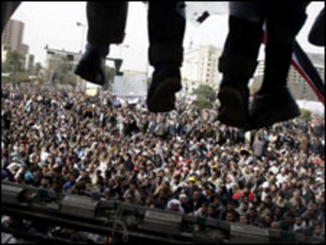 聚集在开罗解放广场的人群