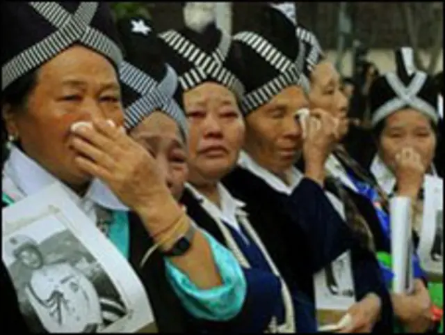 Nguời Hmong tại Mỹ tham dự tang lễ tướng Pao