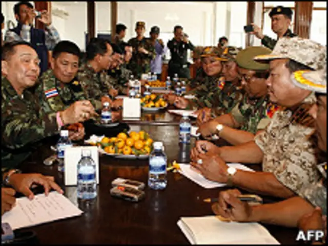 Chỉ huy Thái và Campuchia trong một lần gặp mặt bàn về tình hình biên giới.