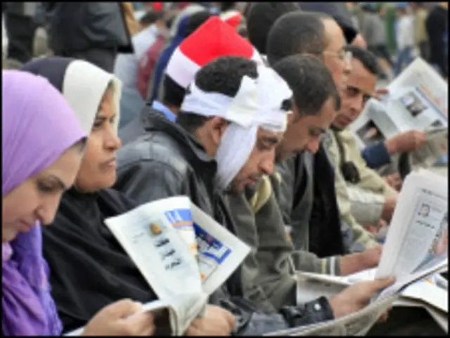Demonstran baca koran di Lapangan Tahir