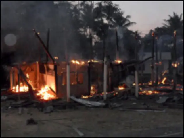 Phía Thái nói nhà dân bị pháo kích trong bốn ngày giao tranh cuối tuần. 