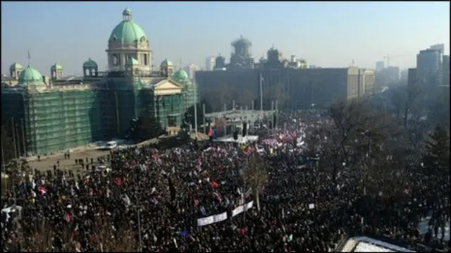 Massa berdemo di depan gedung parlemen