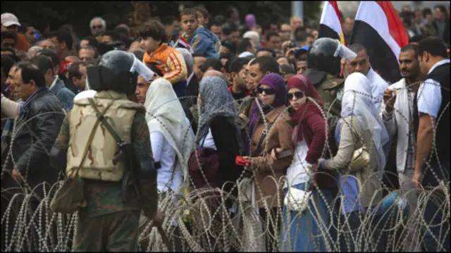 Quân đội dùng dây kẽm gai ngăn các nhóm biểu tình ở quảng trường Tahrir, Cairo