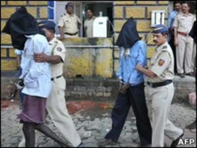 Perompak dibawa polisi India