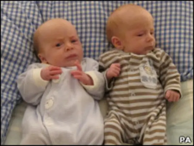 Os bebês Alexander e Louis nasceram de embriões selecionados
