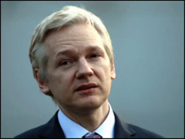 پلیس لندن در تاریخ هفتم دسامبر براساس یک حکم جلب بین المللی، جولیان آسانژ را دستگیر کرد