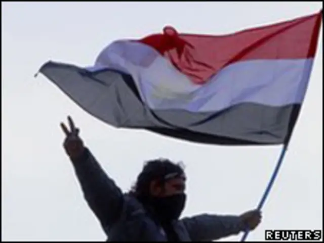 開羅解放廣場上示威者揮動國旗