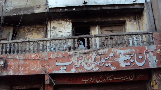 ماضی میں روشنیوں، حُسن اور موسیقی کا مرکز سمجھا جانے والے لاہور کے تاریخی بازارِ حسن میں آج یہ سب کچھ ایک خواب سا لگتا ہے۔