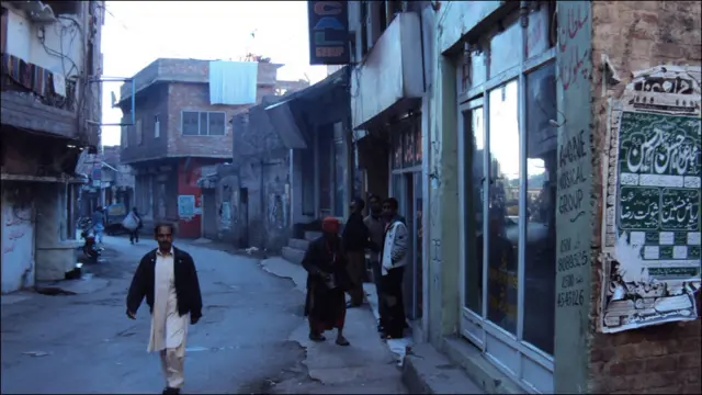 وہ بازار جو سرِ شام ہی روشنیوں سے جگمگا اٹھتا تھا سرد موسم کی اس شام میں اندرون شہر کے کسی عام محلے کی گلیوں کی مانند ویران پڑا تھا۔