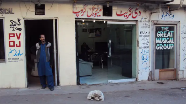 بازار میں کوٹھوں کی جگہ اندرون اور بیرونِ ملک طائفے لے جانے والے پروموٹرز کے دفاتر نے لے لی ہے۔