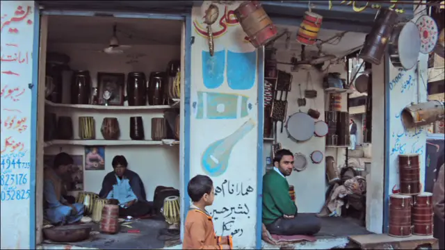 آلاتِ موسیقی کی ان دکانوں کی رونق بھی اسی بازار کے دم سے تھی اور رقص کی محافل کی بندش کے بعد ان کے مالکوں کی قسمت میں گاہک کا انتظار ہی لکھا ہے