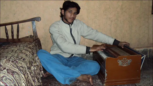 شجاعت علی جیسے سازندے بھی اس بازار کی بندش سے بری طرح متاثر ہوئے ہیں اور اب ان کے لیے دو وقت کی روٹی کمانا بھی مشکل ہے