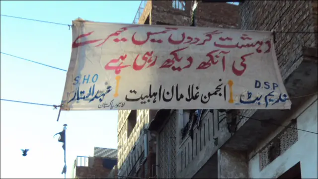 دہشت گردی کو اس بازار کی بندش کی بڑی وجہ قرار دیا جاتا ہے اور پولیس اور مقامی افراد کے تعاون سے لگایا جانے والا یہ بینر اس کا منہ بولتا ثبوت ہے