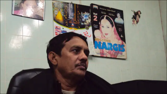 بازار میں اپنے دفتر میں بیٹھے پروموٹر اشرف علی کے مطابق دہشتگردی کے خطرات کے پیش نظر بازار میں ناچ گانے کا سلسلہ بند کروا دیا گیا ہے اور اب یہ کاروبار شہر کے مختلف علاقوں میں پھیل گیا ہے۔