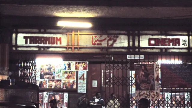 بازارِ حسن کے مرکز میں واقع اس سنیما کی رونق بھی بازار کی طرح ماند پڑ چکی ہے