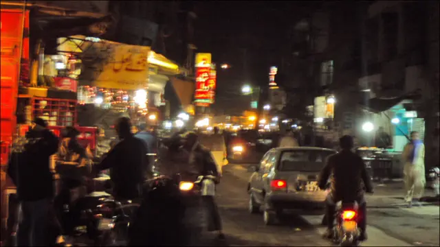 رات کے وقت اس بازار میں اگرچہ اب بھی روشنی کا راج ہے تاہم یہ روشنی کوٹھوں سے نہیں بلکہ کھانے پینے کی اشیاء کی دکانوں سے آتی ہے۔