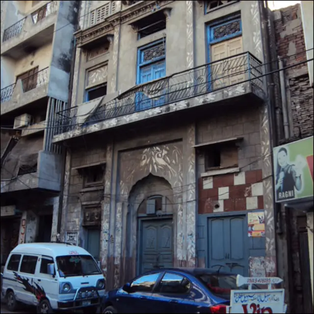 اس بازار کی بلند عمارتوں کے چوباروں کی کھڑکیاں شاید ہمیشہ کے لیے بند ہوگئی ہیں