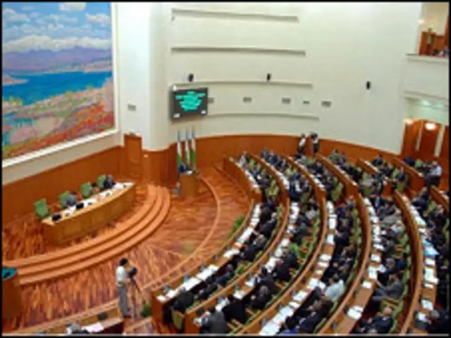 Ўзбекистон Сенати Президентлик муддатини етти йилдан беш йилга камайтирувчи конституциявий ўзгартиришни маъқуллади.