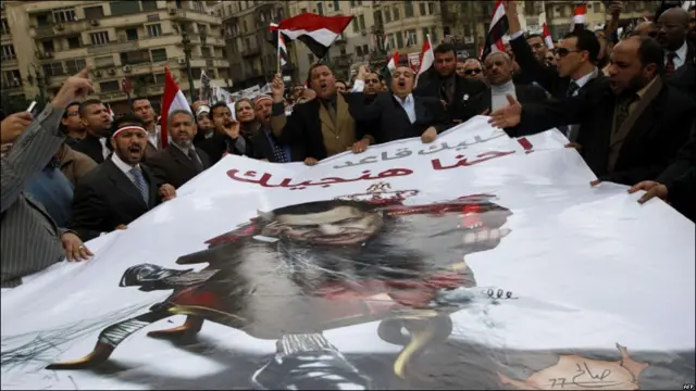 Cuối cùng thì cuộc biểu tình ròng rã 18 ngày của người dân Ai Cập đã thành công. Sau những vui mừng hân hoan ban đầu là những diễn biến không kém phần kịch tính về công cuộc chuyển giao quyền lực sắp tới.