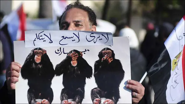 Người đàn ông này đang nhạo báng Tổng thống Hosni Mubarak rằng ông ấy đang thực hiện chính sách Ba không: 'không nghe, không thấy, không nói'.