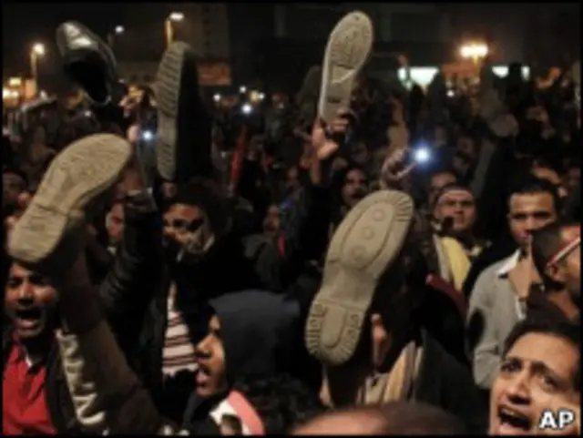 Após discurso de Mubarak, egípcios mostram o sapato, um ato de desagravo no mundo árabe