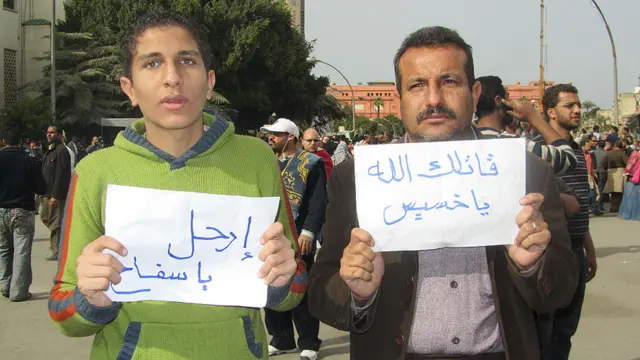 Biểu ngữ về ông Mubarak: "Thượng Đế hãy tống cổ y đi" và "Căm thù kẻ khát máu".