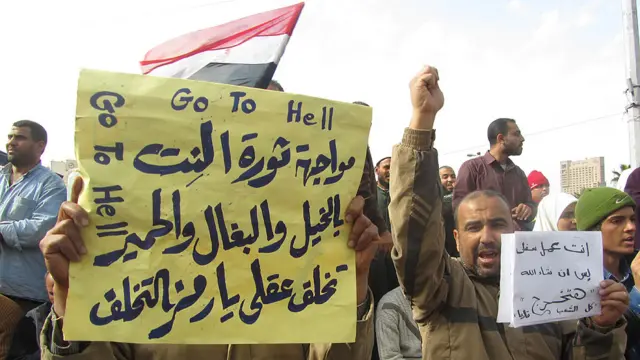 Và vô số các biểu ngữ nguyền rủa Tổng thống Hosni Mubarak. Điển hình như những dòng chữ này: "Mubarak biến xuống địa ngục đi!"