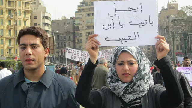 Để dân chủ đến nhà, đàn bà cũng ra đường phố.