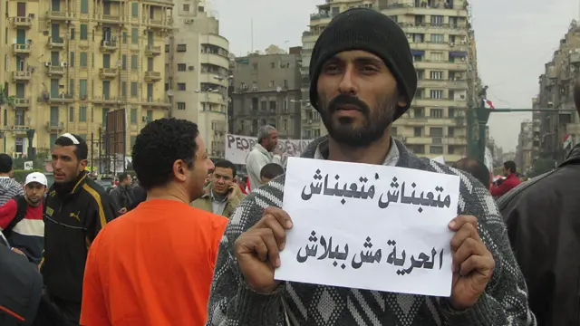 Các biểu ngữ thể hiện quyết tâm của người dân không ngừng đấu tranh.