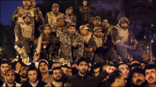 Người biểu tình cùng quân lính trên xe tăng xem tường thuật truyền hình về phát biểu của lãnh đạo Ai Cập