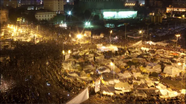 Đó là kết quả của 18 ngày biểu tình của người dân Ai Cập. Họ đã cắm trại biểu tình đòi lật đổ Tổng thống Hosni Mubarak tại quảng trường Tahrir.